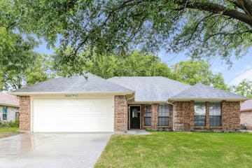 3652 Village Green Dr Grand Prairie, TX 75052